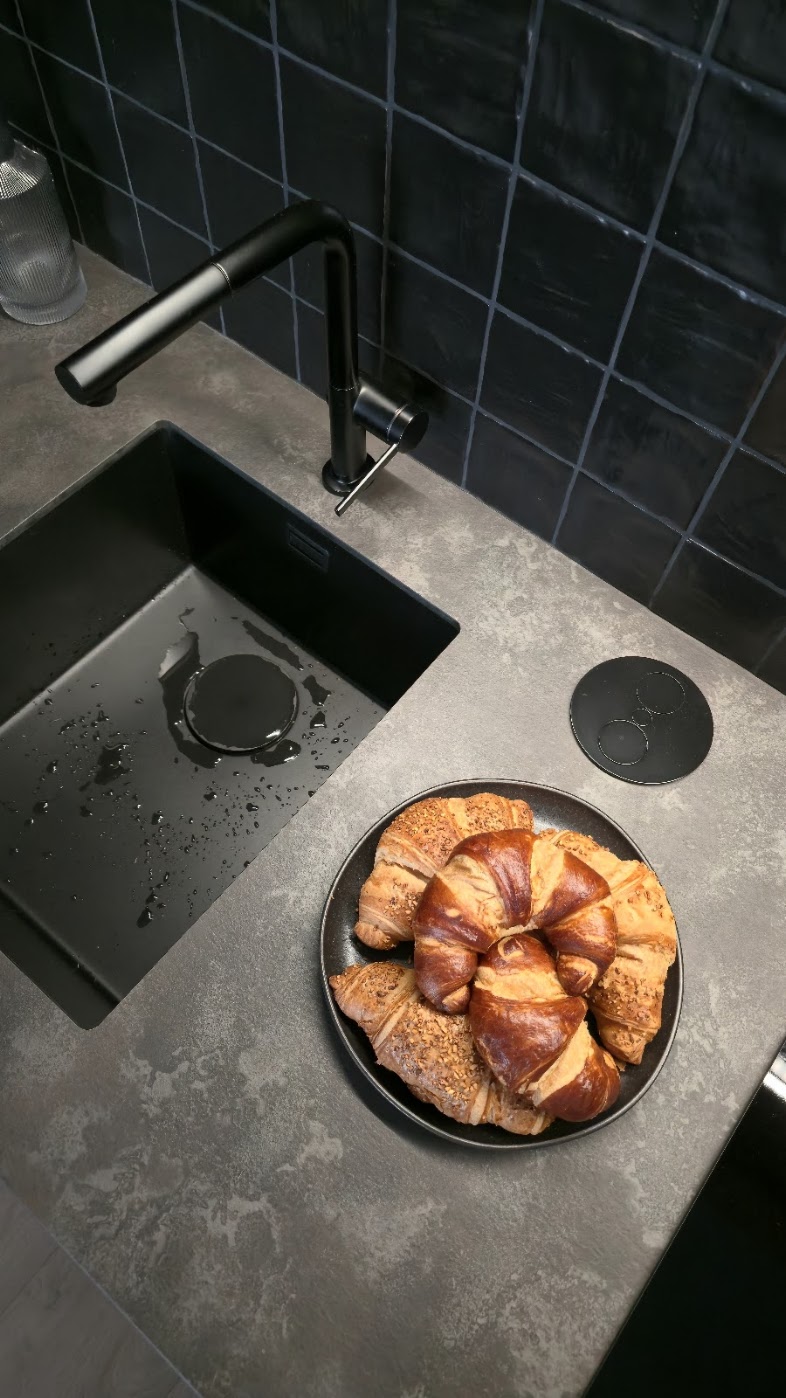 Cadru 5 din THE BLACK KITCHEN APARTMENT