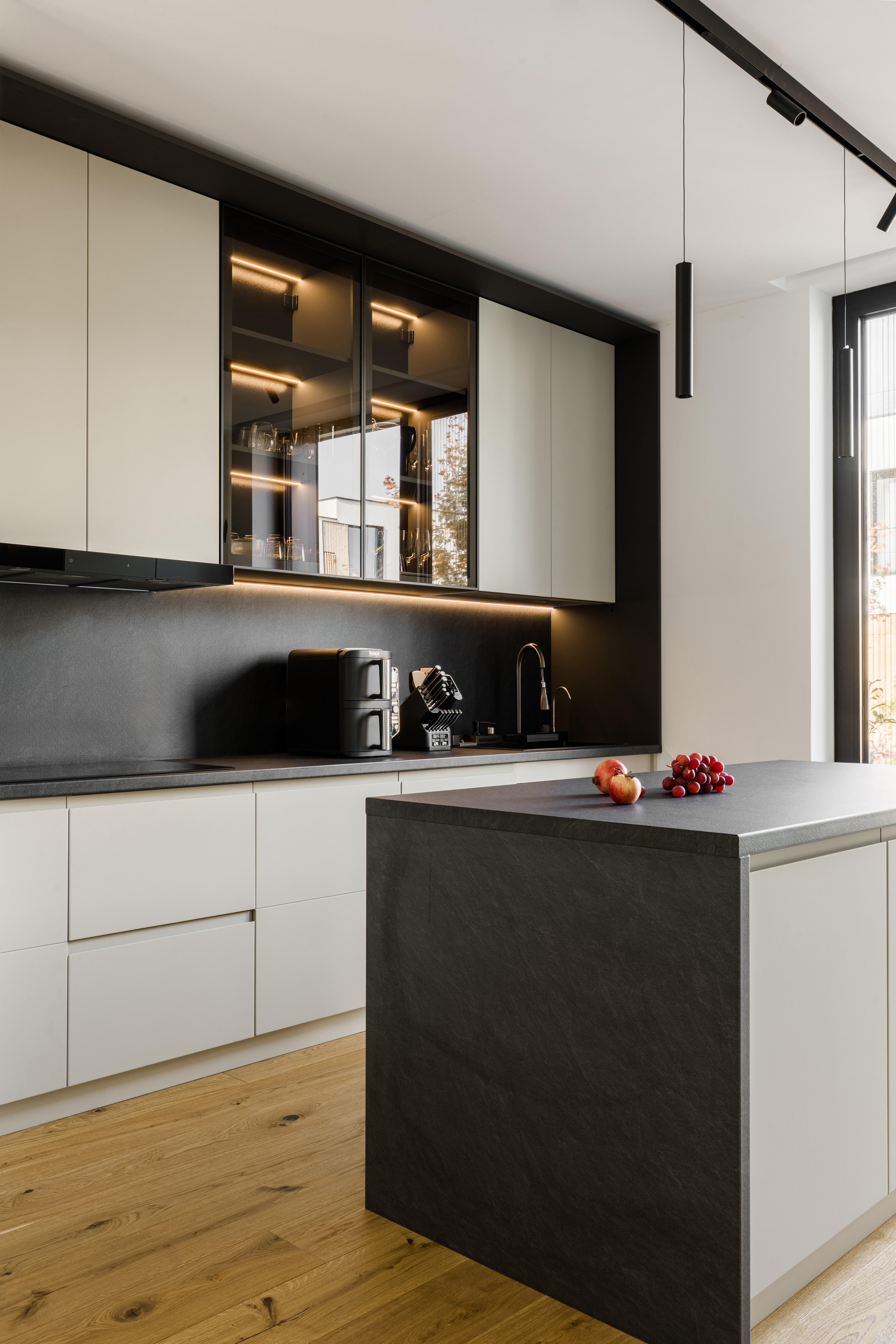 Cadru 2 din Open space organizat prin mobilier