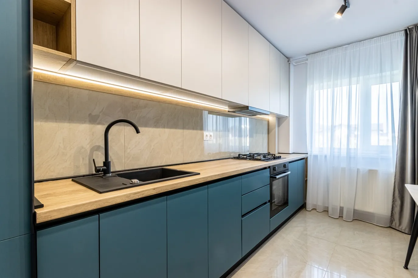 Cadru 1 din Petrol Blue Contemporary