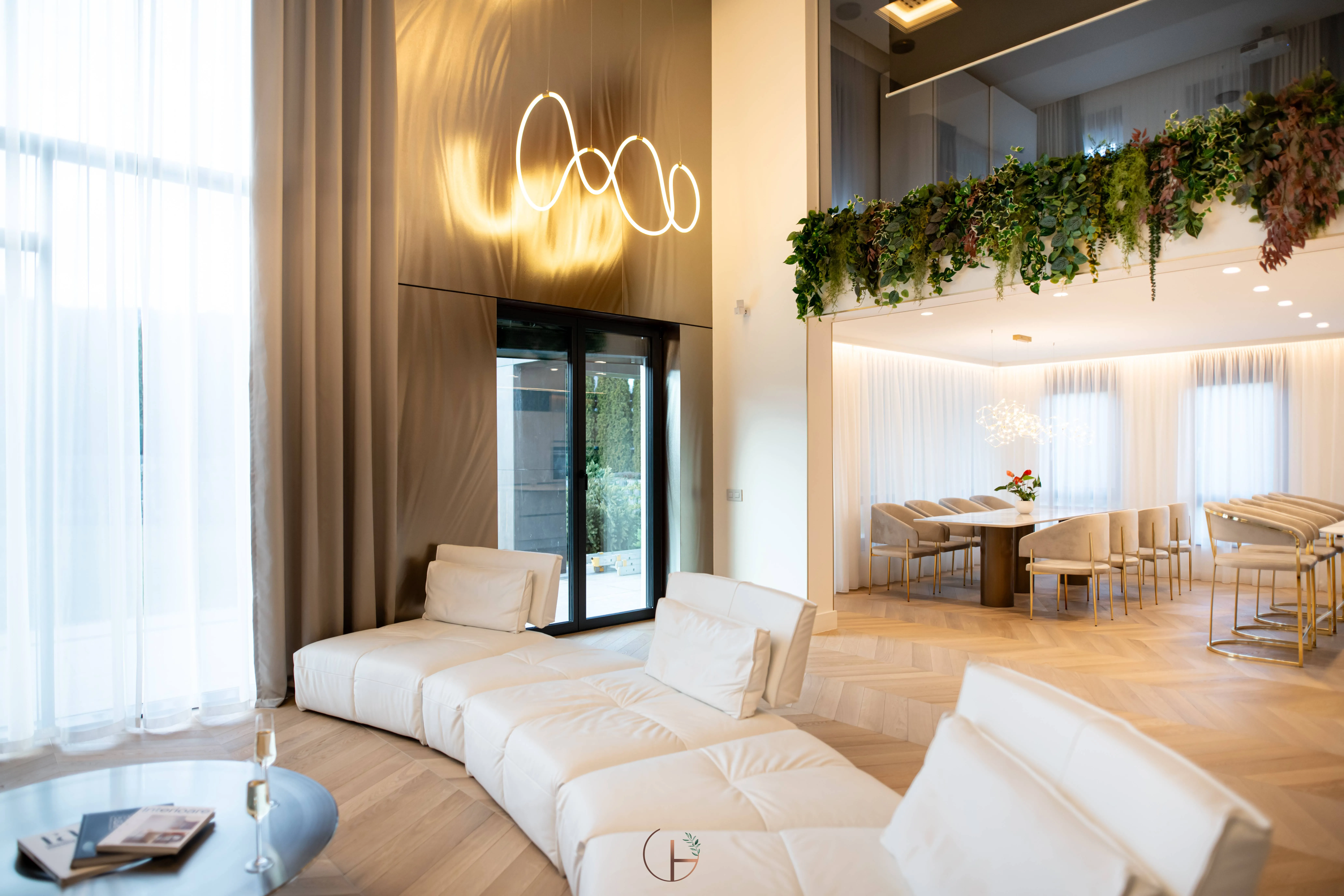 Cadru 6 din Luxury Living