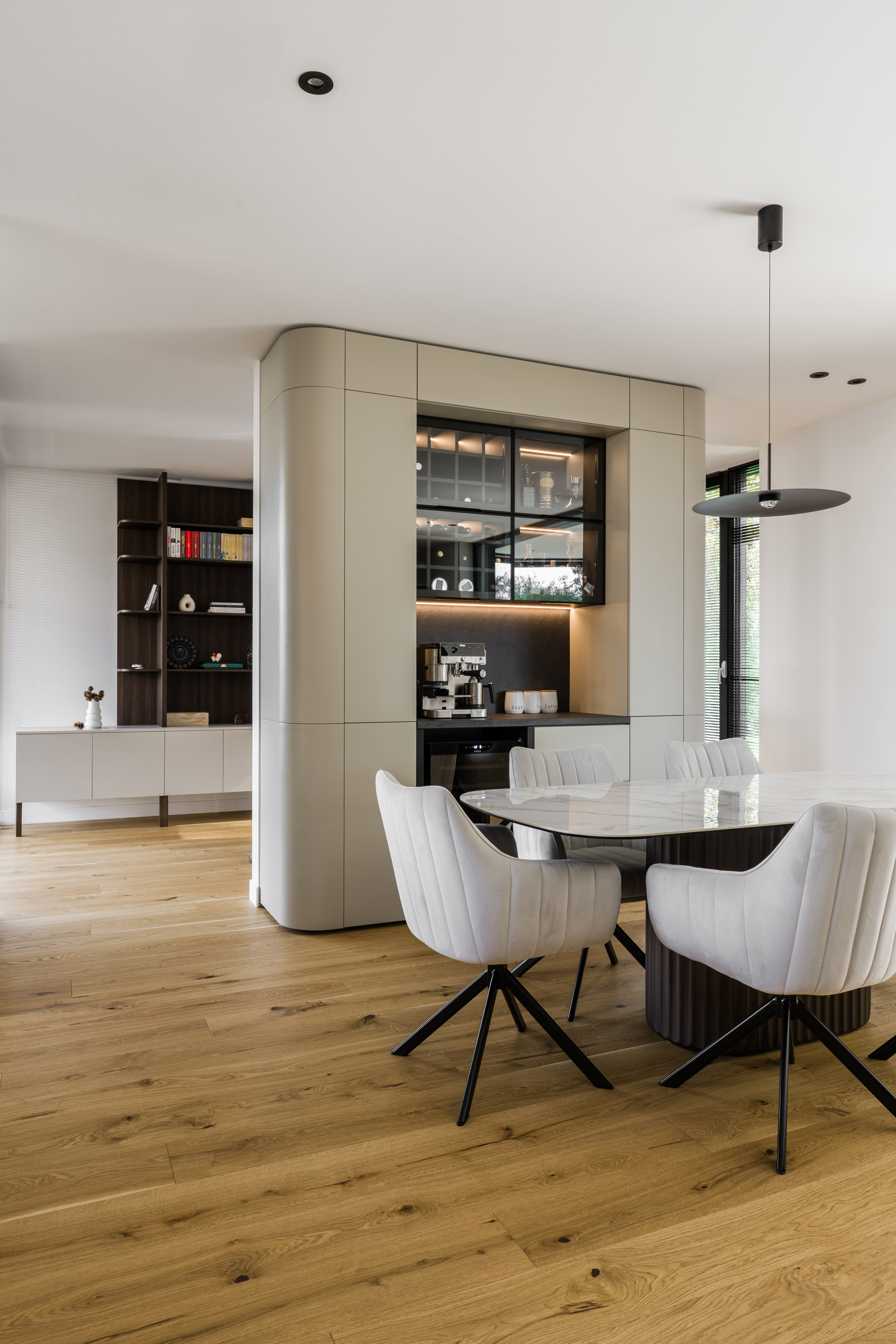 Cadru 4 din Open space organizat prin mobilier