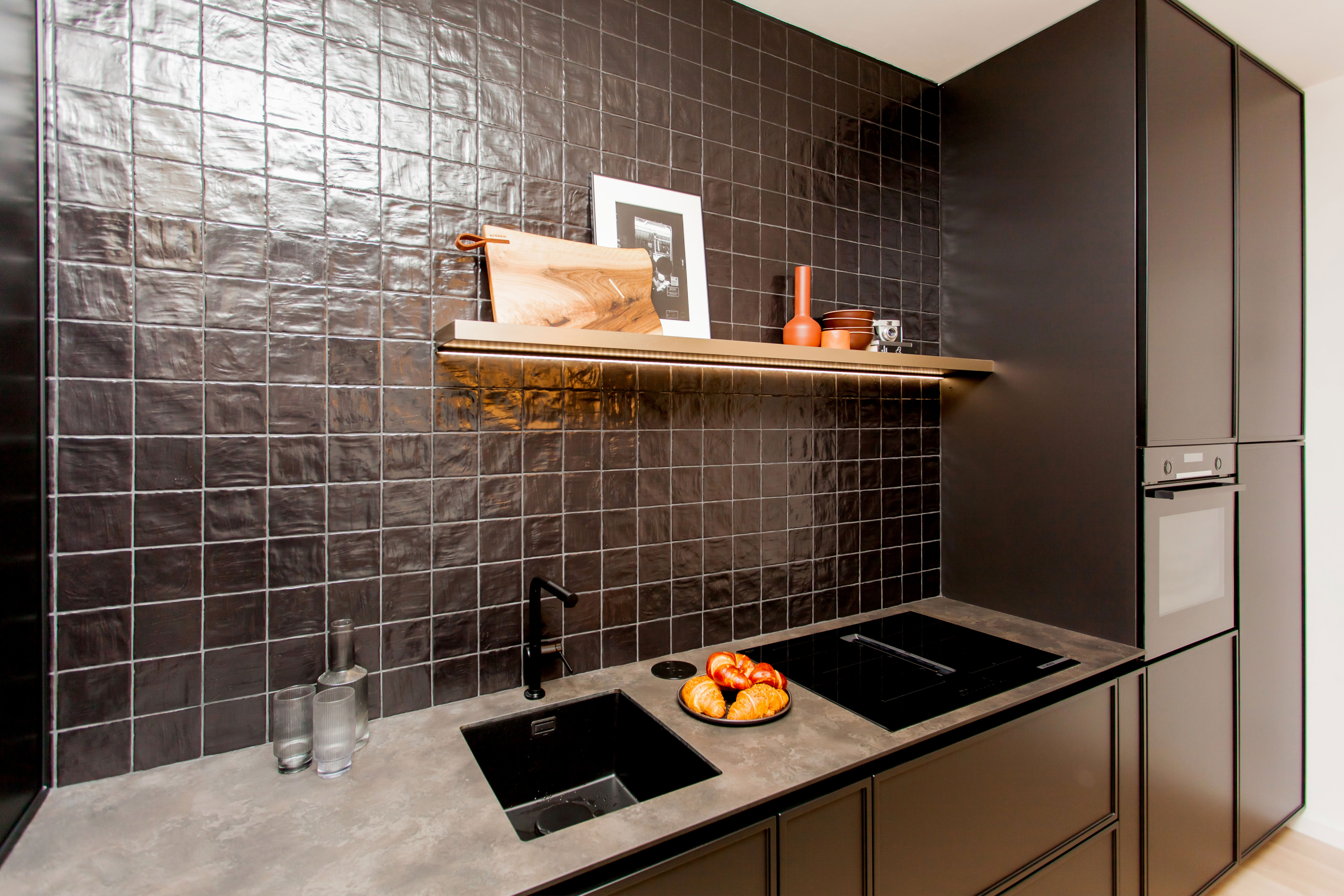 Cadru 10 din THE BLACK KITCHEN APARTMENT