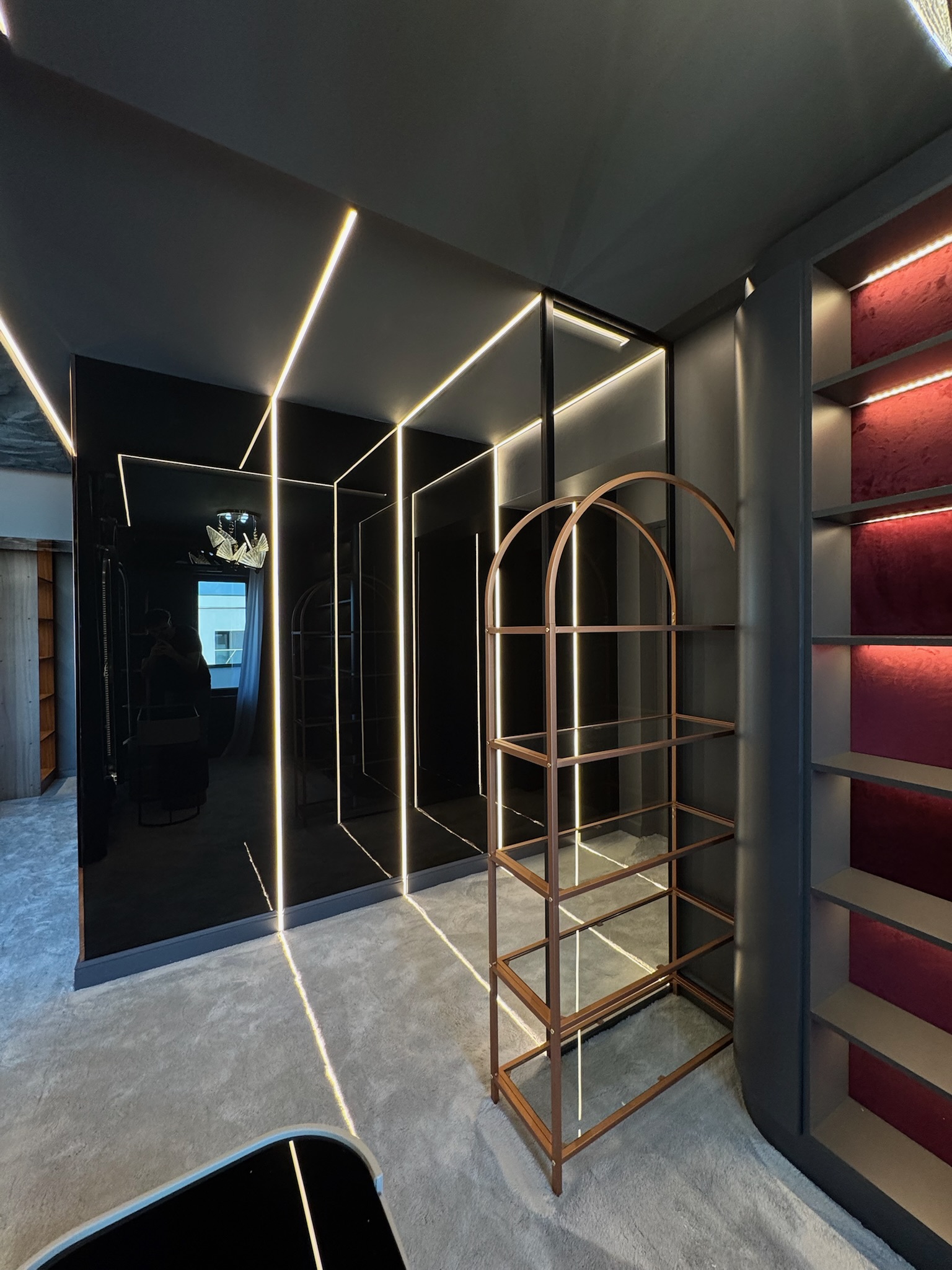 Cadru 5 din Velvet & Marble Residence