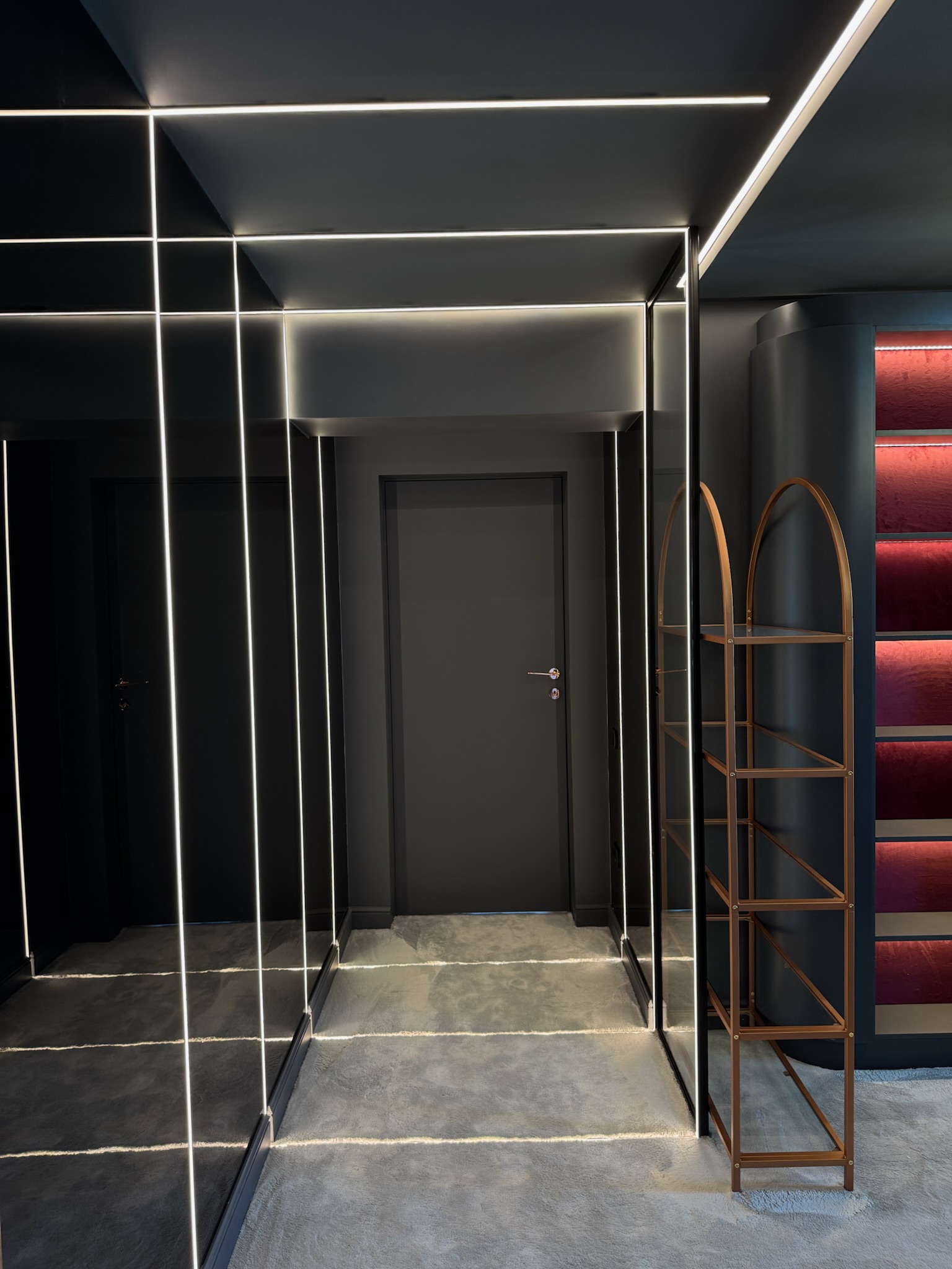 Cadru 7 din Velvet & Marble Residence