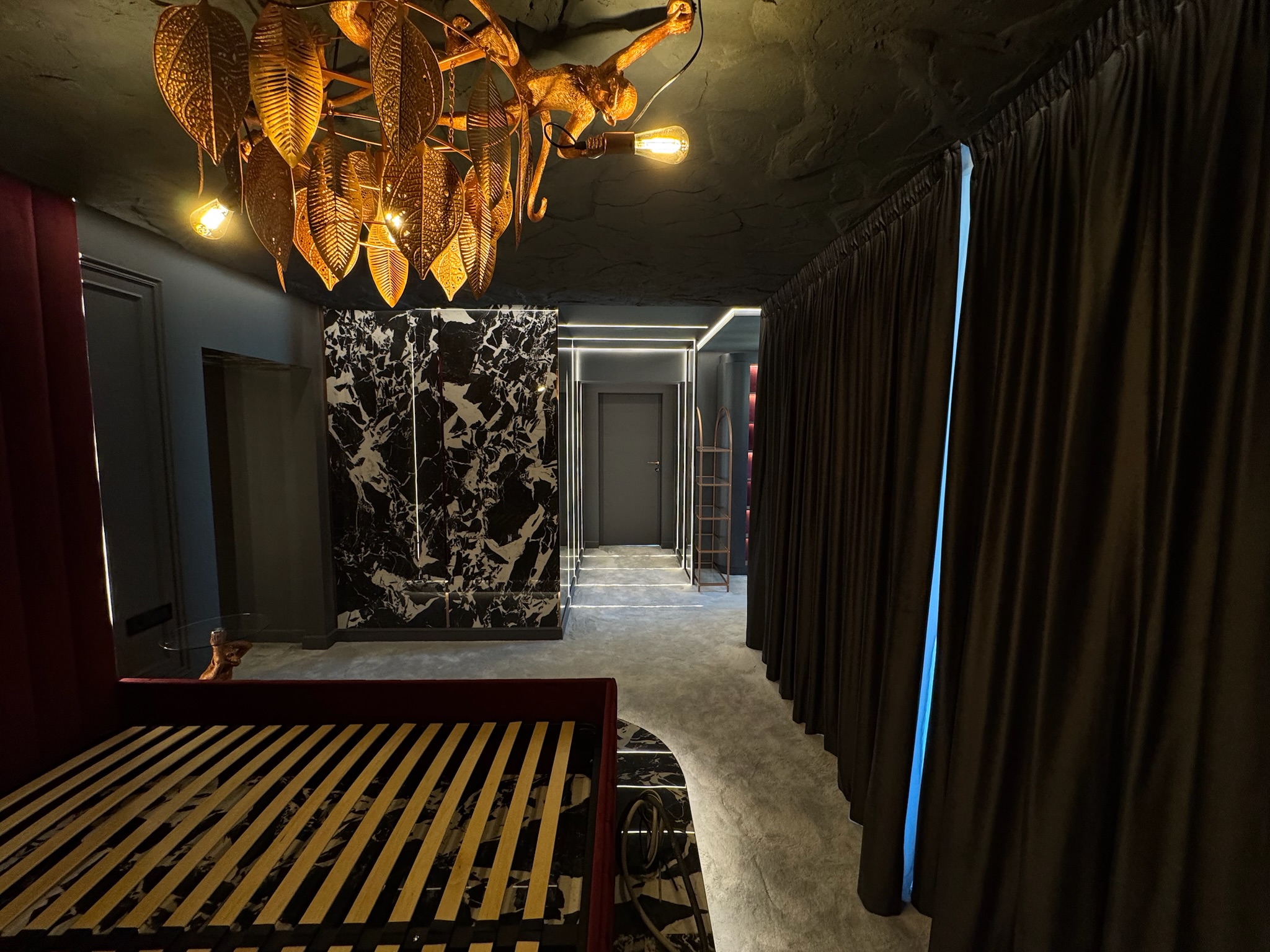 Cadru 8 din Velvet & Marble Residence