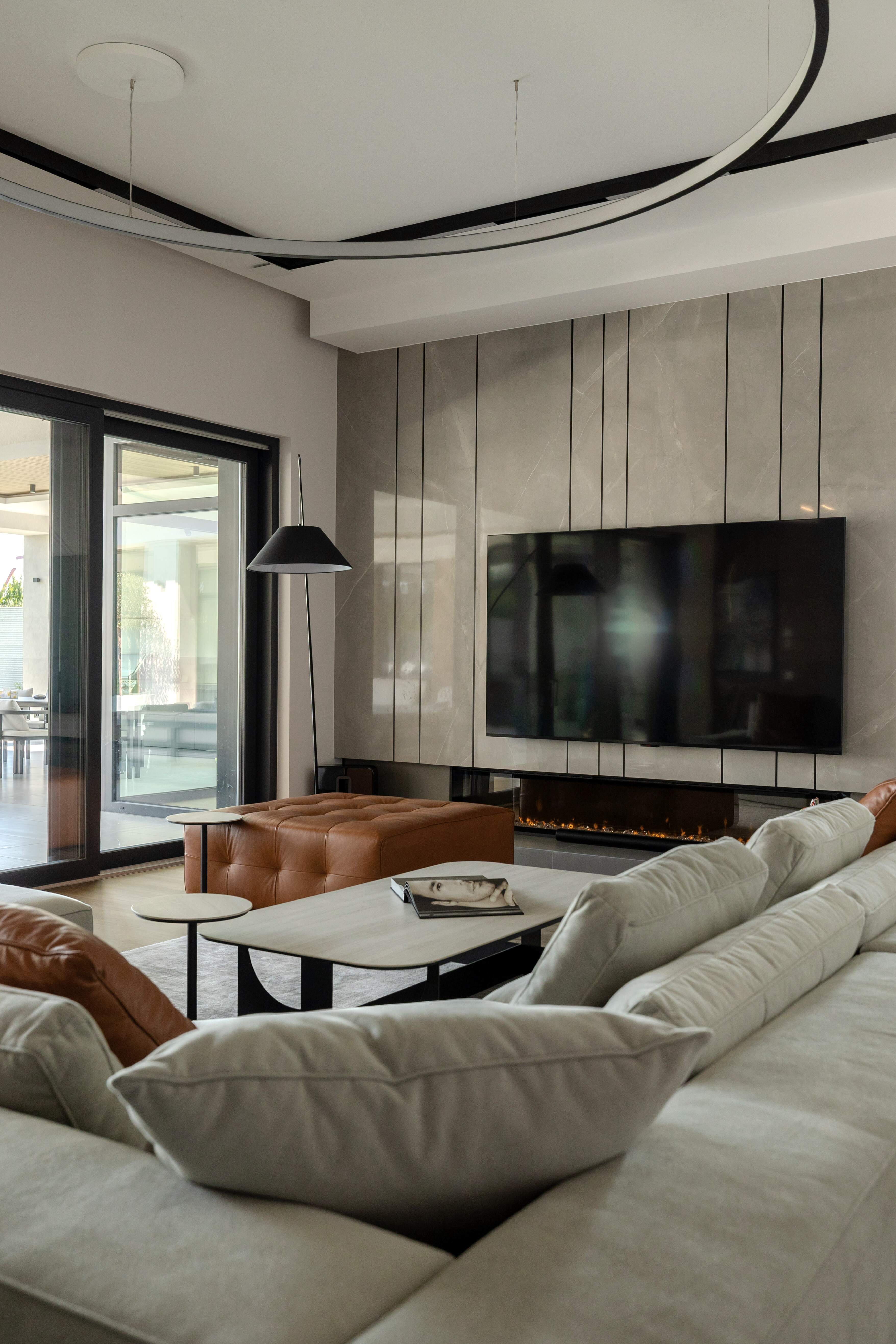 Cadru 1 din G. House