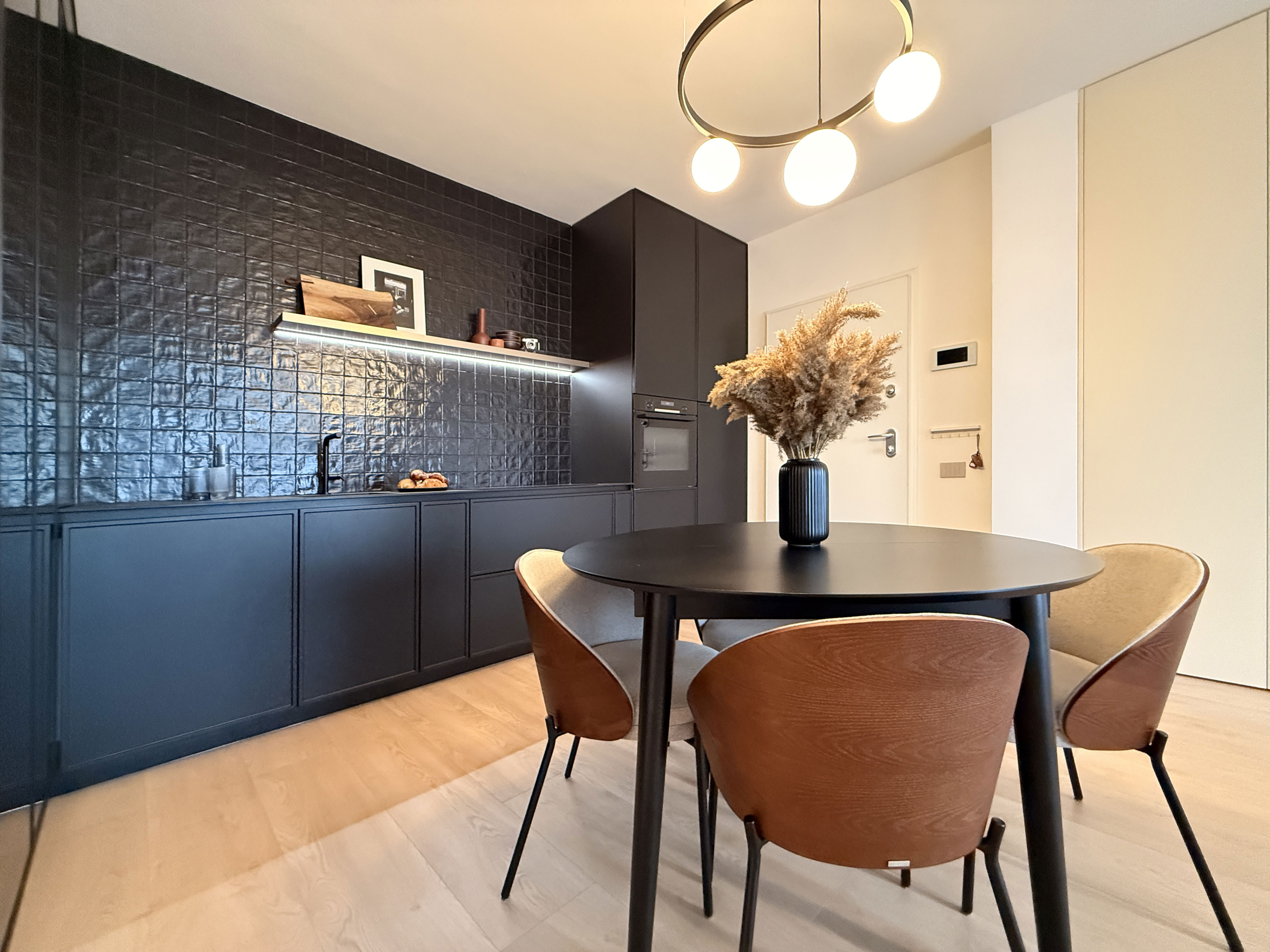 Cadru 12 din THE BLACK KITCHEN APARTMENT