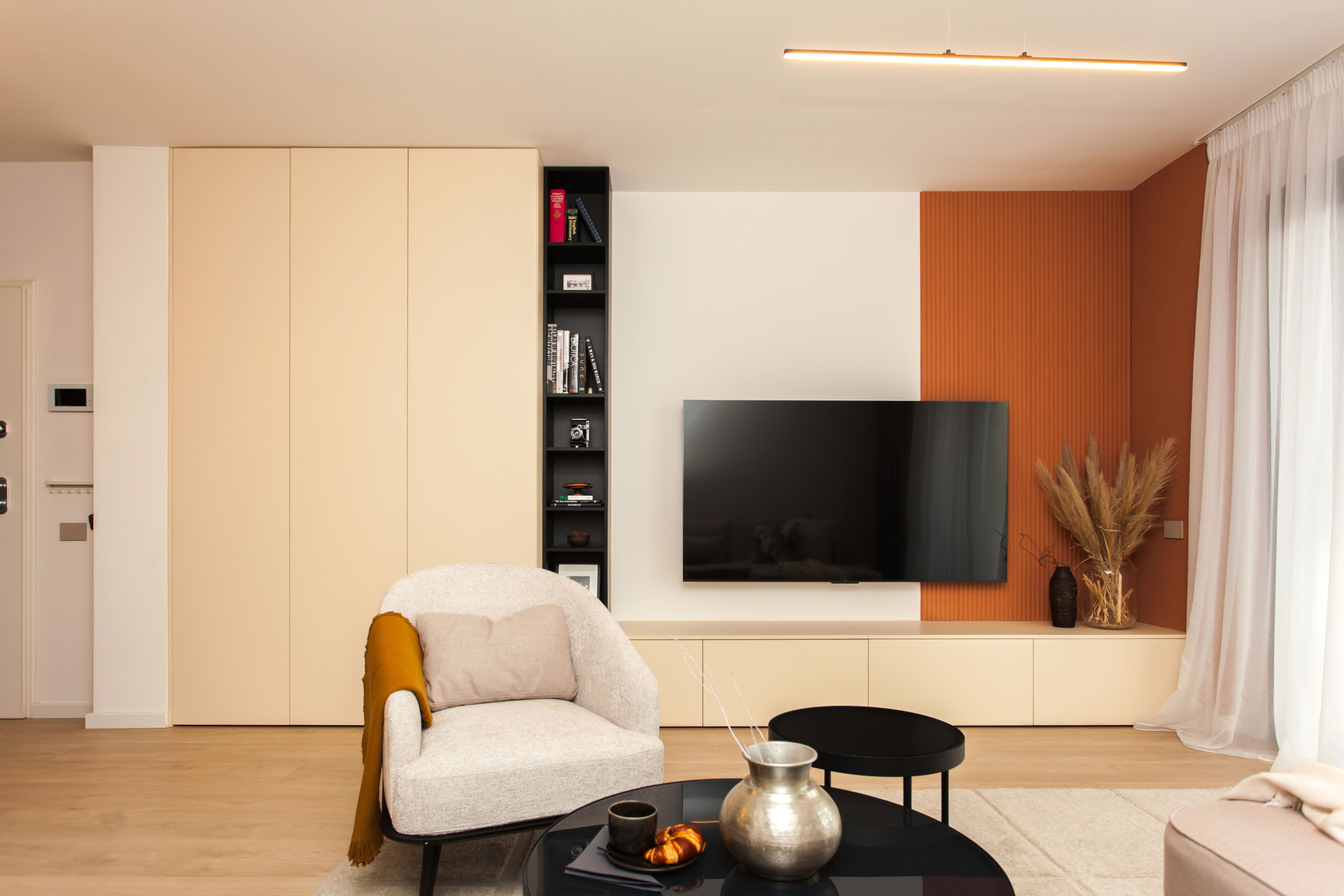Cadru 7 din THE BLACK KITCHEN APARTMENT