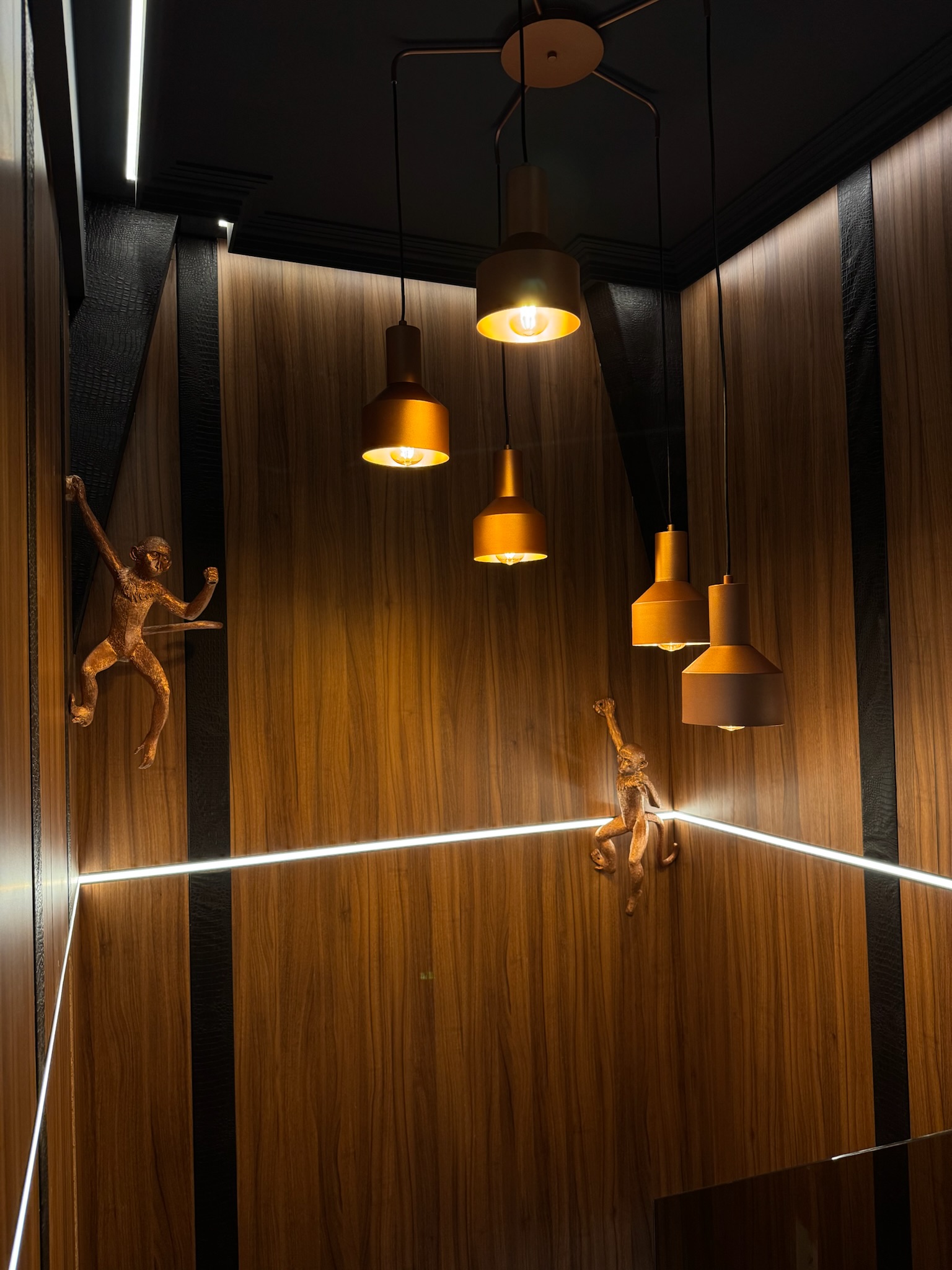 Cadru 11 din Velvet & Marble Residence