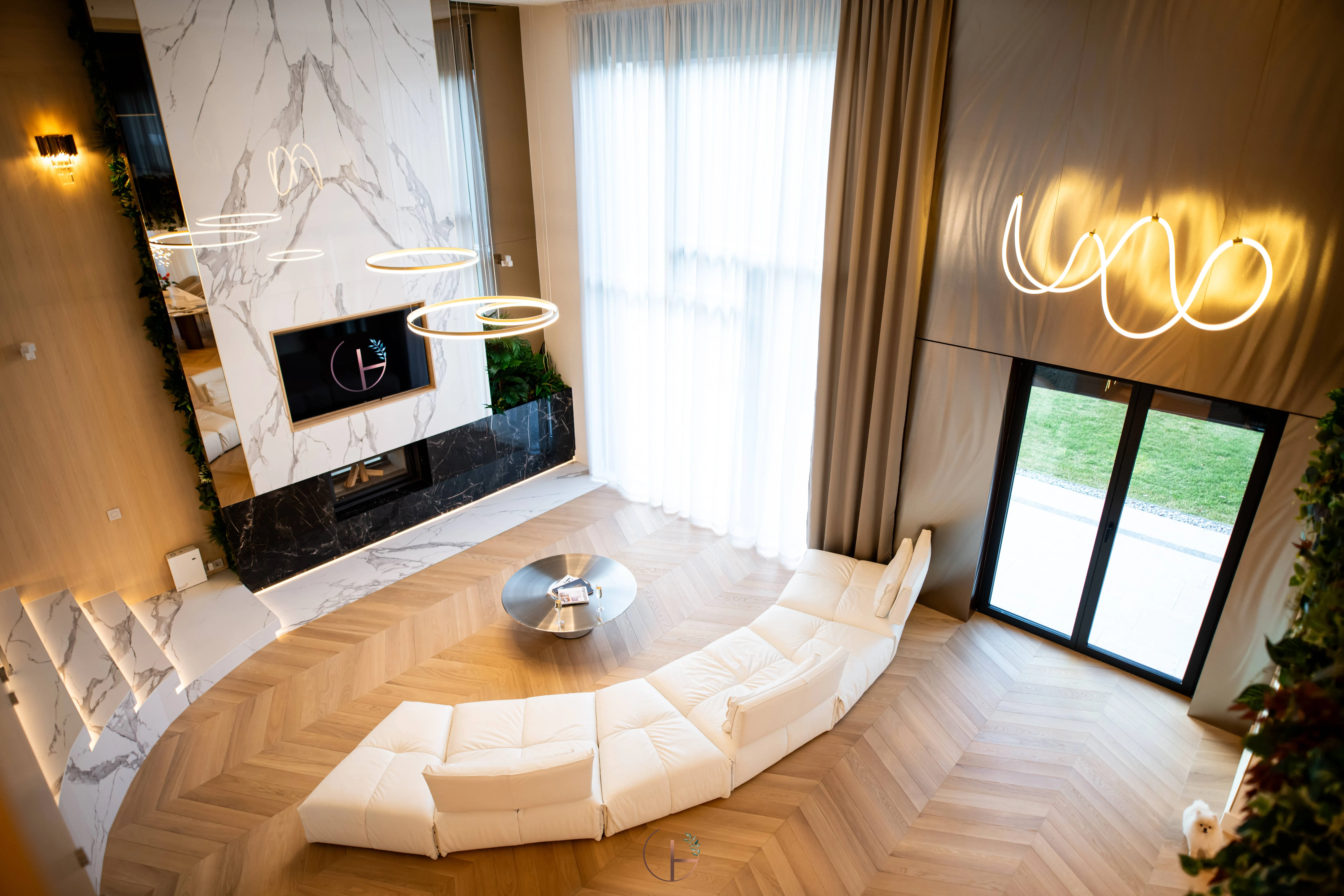 Cadru 2 din Luxury Living