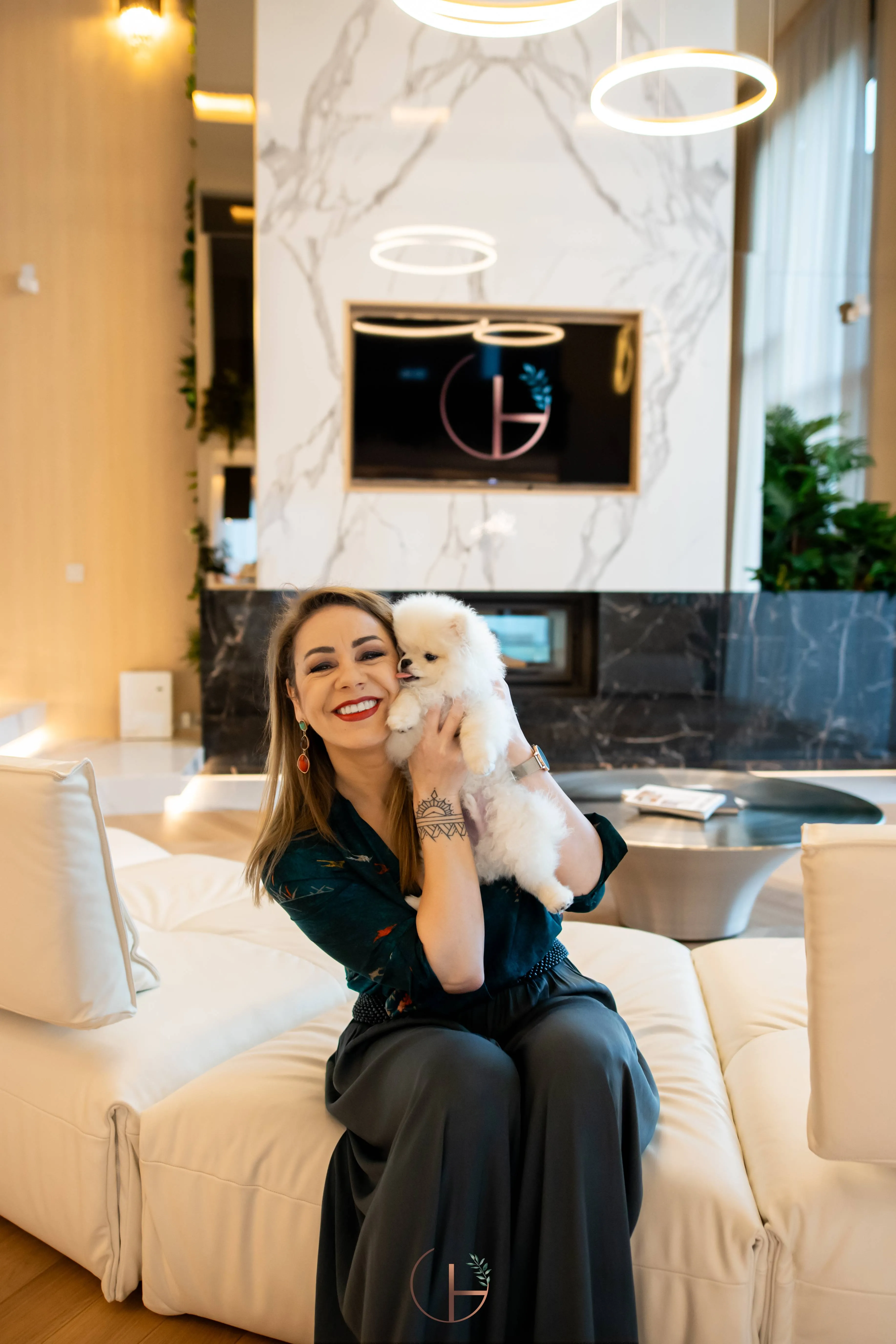 Cadru 8 din Luxury Living