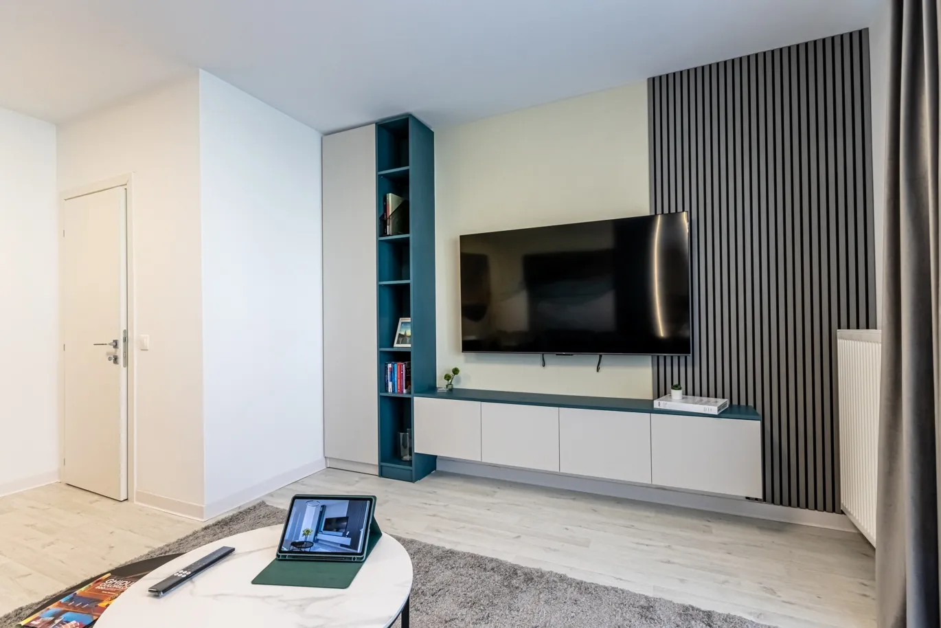 Cadru 8 din Petrol Blue Contemporary