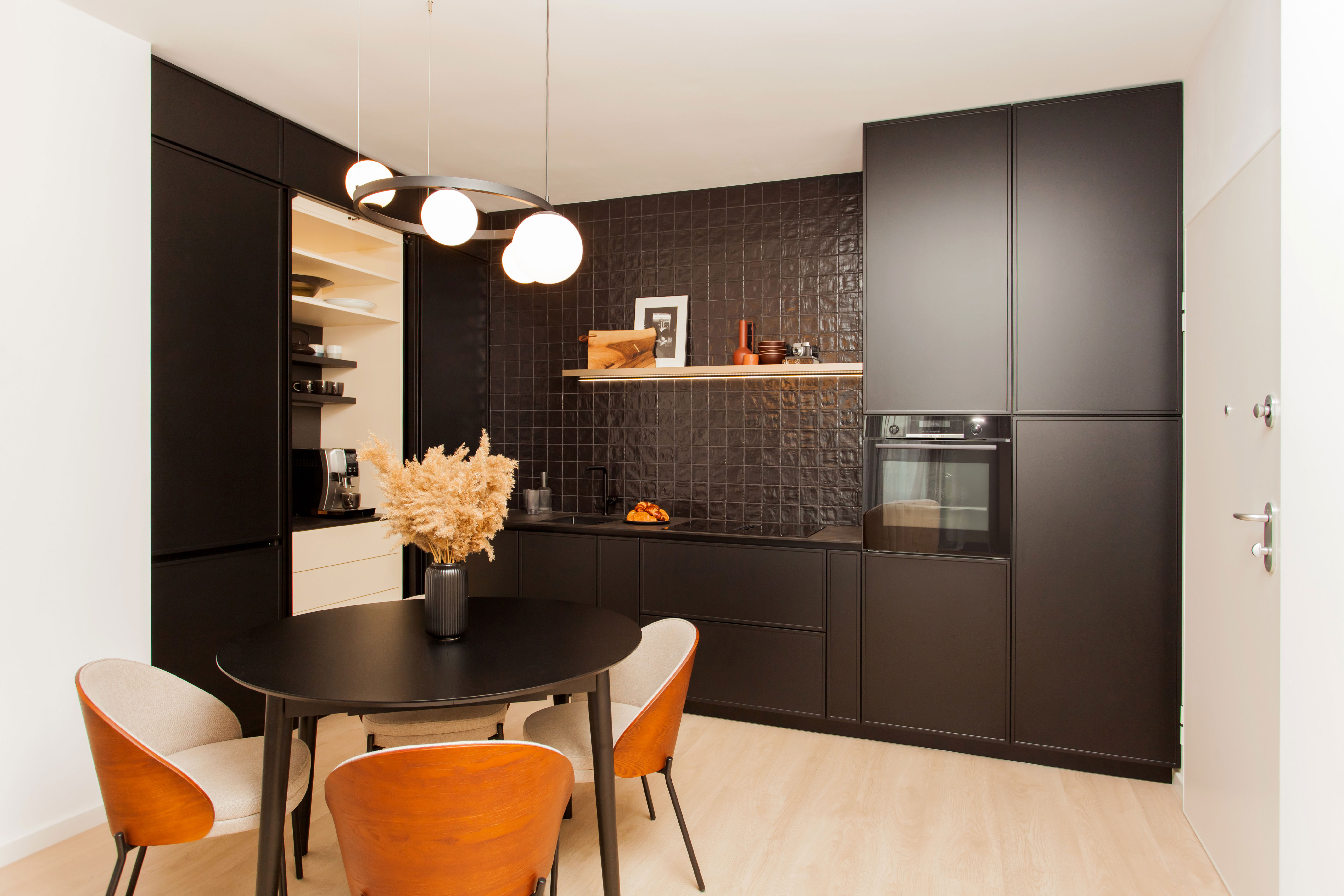 Cadru 9 din THE BLACK KITCHEN APARTMENT