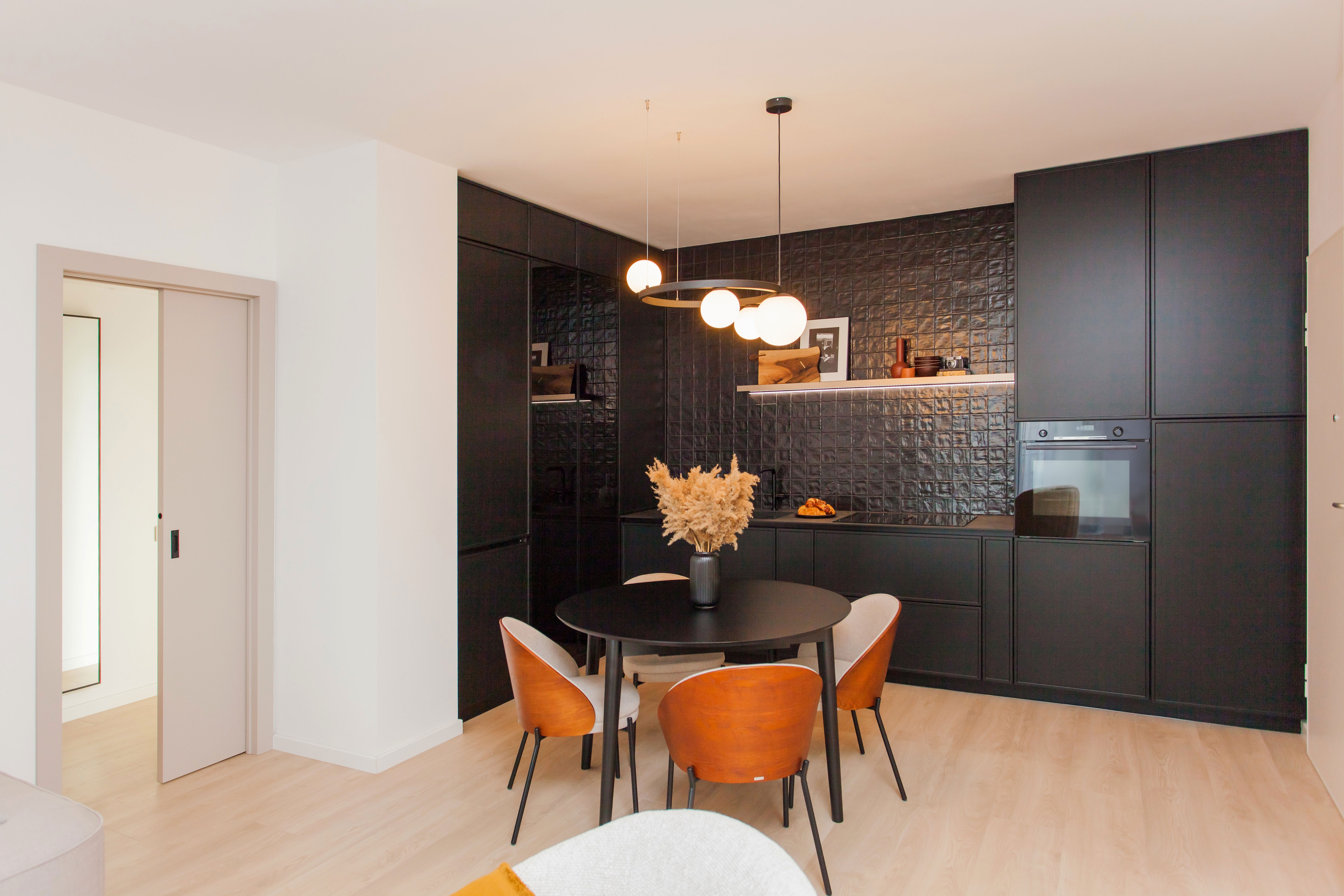 Cadru 11 din THE BLACK KITCHEN APARTMENT