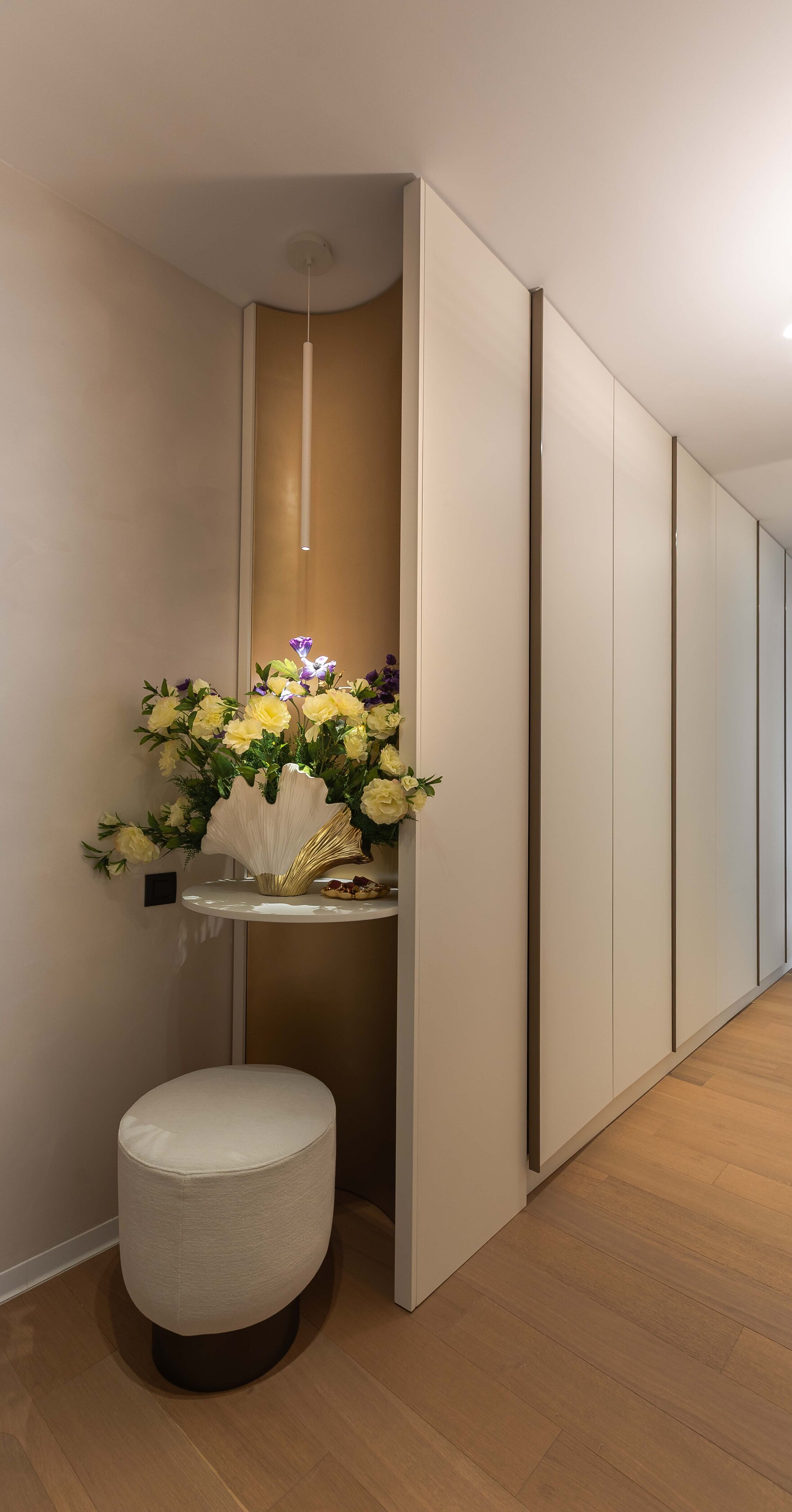 Cadru 5 din Apartament White feminine