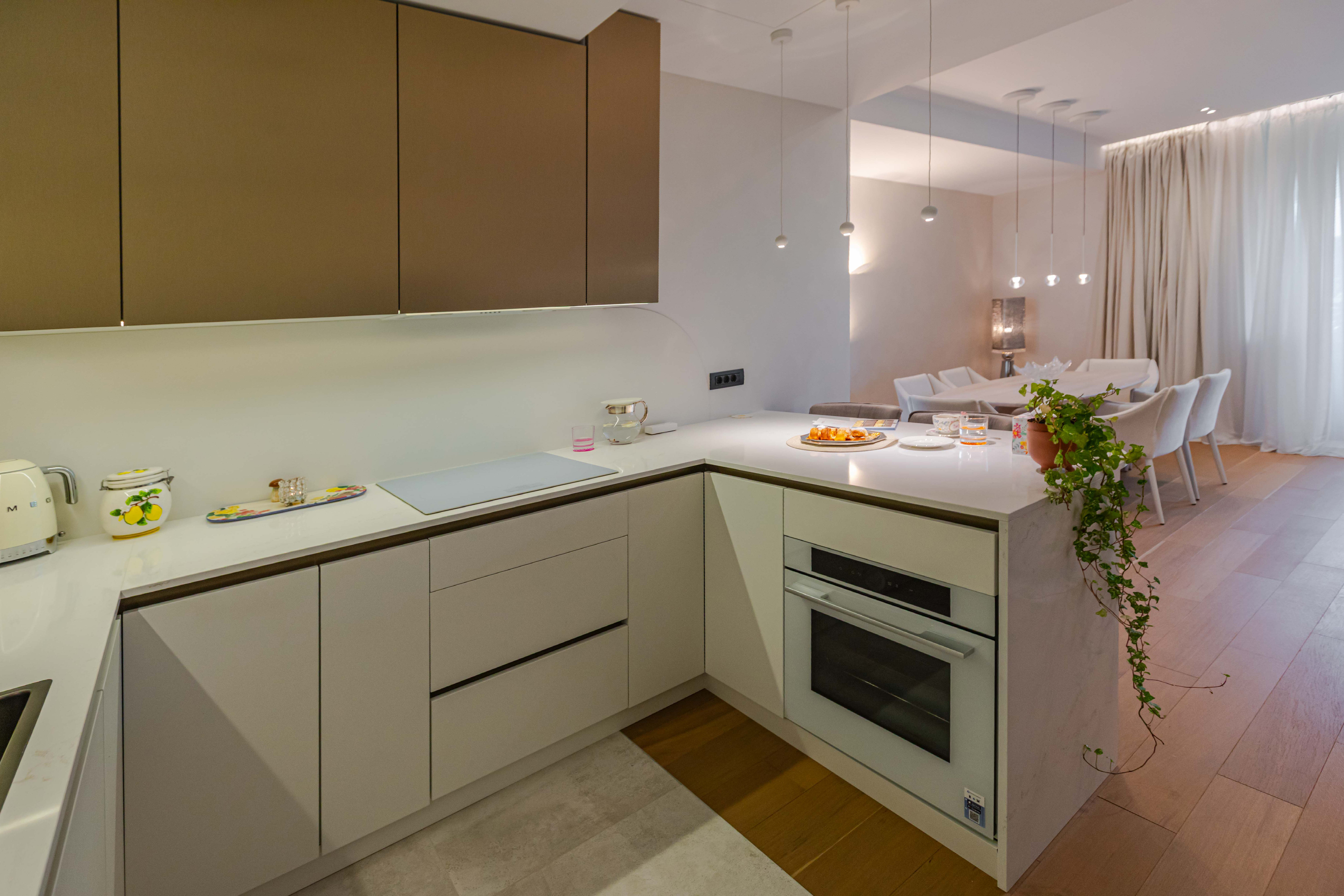 Cadru 2 din Apartament White feminine