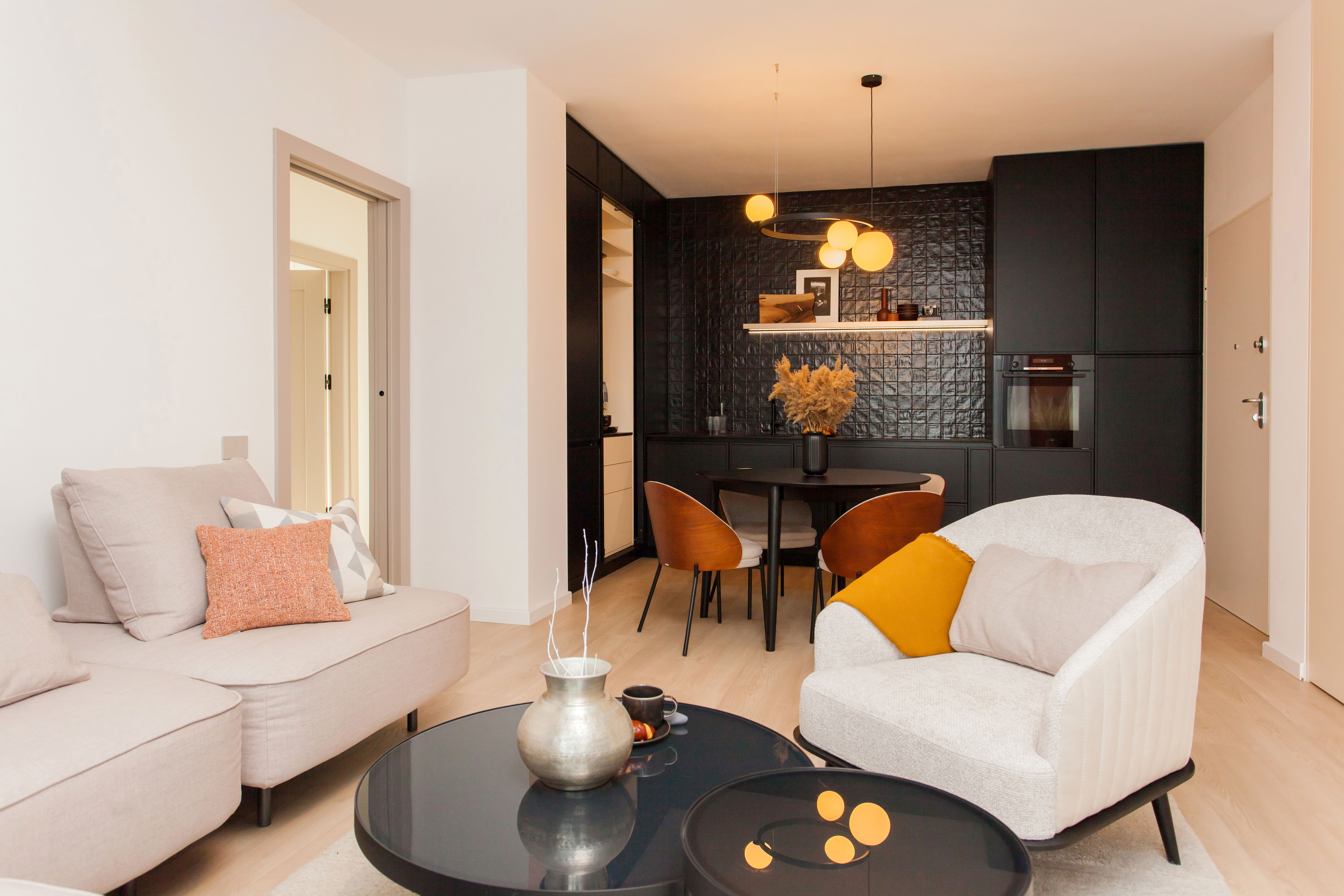 Cadru 8 din THE BLACK KITCHEN APARTMENT